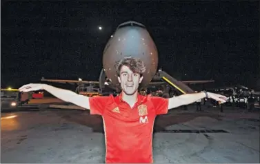  ??  ?? POSÓ PARA AS. Odriozola disfruta de su buen momento. Ayer posó para As al aterrizar en Israel.