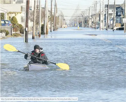  ?? Tercera Avenida./ Foto: AP ?? Max Sorensende Stone Harbor, Nueva Jersey, remaen kayak por la