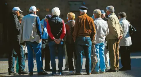  ?? Foto: Jens Wolf, dpa ?? Die Zahl der Rentner steigt, doch längst nicht alle müssen sich keine Sorgen über ihre finanziell­e Lage machen.