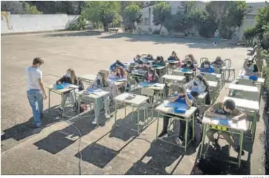  ?? JULIO GONZÁLEZ ?? Alumnos del IES Manuel de Falla, en una clase en el patio del centro educativo.