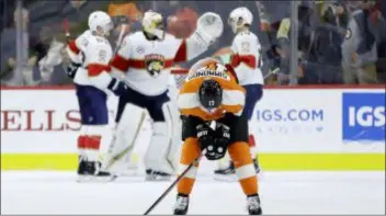  ?? MATT SLOCUM — THE ASSOCIATED PRESS ?? The Flyers’ Wayne Simmonds (17) skates off after losing to Florida on Tuesday.