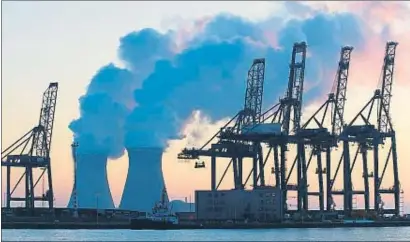  ?? WOUTER PATTYN/ BUITEN-BEELD/ MINDEN PICTURES / GETTY ?? Las chimeneas de Tihange, detrás de las grúas del puerto de Amberes