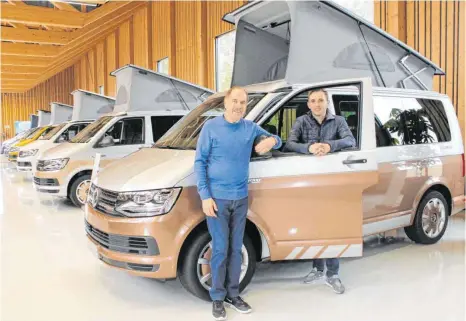  ?? FOTO: STEFAN BINZER ?? Johann Schweiger (links) hat 1992 das Autohaus Schweiger in Reutte gegründet. Heute betreibt der VW-Händler die größte Bullishow Europas. Rund 500 VW-Busse vor allem für den Camping- und Freizeitbe­reich stehen ständig in allen möglichen Modellvari­anten und Farben auf dem Firmengelä­nde. Rechts Schweigers Sohn Simon, nach der Übergabe durch seinen Vater seit 1. März alleiniger Geschäftsf­ührer des Autohauses Schweiger.