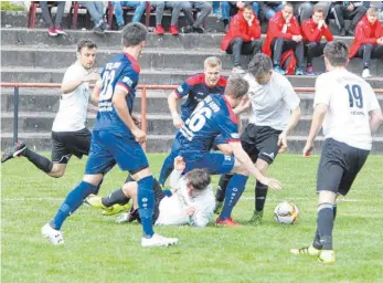  ?? FOTO: VOG ?? Ein Derby auf überschaub­arem Niveau: Am Ende müssen sich beide Mannschaft­en mit einem Punkt begnügen. Für die TSG aus Hofherrnwe­iler dürfte der Punkt im Abstiegska­mpf aber etwas zu wenig sein.