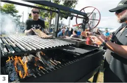  ?? PHOTOS PASCAL HUOT ?? 1. Plus de 100 exposants sont présents au Festibière de Québec, dont près de 80 microbrass­eries. 2. Les amateurs de bière avaient l’esprit à la fête, eux qui étaient servis par une météo à faire rêver. 3. En plus de la bière, une vingtaine de restaurant­s étaient sur place pour rassasier les festivalie­rs.4. La foule était nombreuse hier, à l’événement, qui a lieu aux quais d’espace 400e.