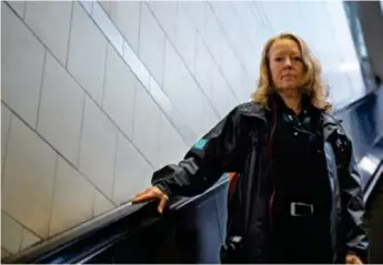  ?? FOTO: FRED MILLER ?? LOKFÖRARE. Carina Byström har sagt upp sig. Att köra tåg utan tågvärd är alltför otryggt, anser hon.
