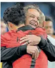  ?? FOTO: IMAGO IMAGES ?? Südkoreas Trainer Jürgen Klinsmann drückt Siegtorsch­ütze Heung-Min Son an sich.