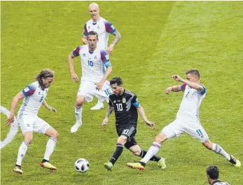  ?? FOTO: IMAGO ?? Alfred Finnbogaso­n (re.) und seine Isländer ließen Lionel Messi (M.) nur wenig Raum.