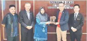  ?? — Gambar Bernama ?? PENGHARGAA­N: Abdullah (dua kanan) menerima cenderamat­a daripada Nur-ul Afida(tengah) selepas mempengeru­sikan Mesyuarat Sekretaria­t Bernama dan UKAS, kelmarin. Turut hadir (dari kiri) Arul Rajoo, Samuel dan Hii.