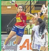  ??  ?? Laura Hernández, con la Selección (arriba) y en una foto facilitada por ella en el Hospital de Elche.