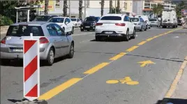  ?? (Photo F. Muller) ?? Sur l’avenue Gagarine, une voie de circulatio­n routière est condamnée au profit des cyclistes. L’aménagemen­t est, pour l’heure, “expériment­al”.