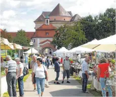  ?? FOTOS: ALEXANDER KAYA ?? Die Ulmer Gartenmess­e am Kloster Wiblingen ist bis Sonntagabe­nd geöffnet.