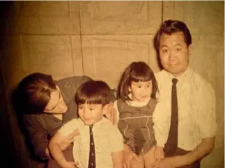  ?? Fotos cortesía del entrevista­do ?? Gustavo junto a sus padres y su hermana durante su niñez.