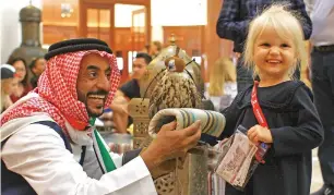  ?? Photo by Shihab ?? A child filled with excitement as she holds a falcon at The Dubai Mall. —