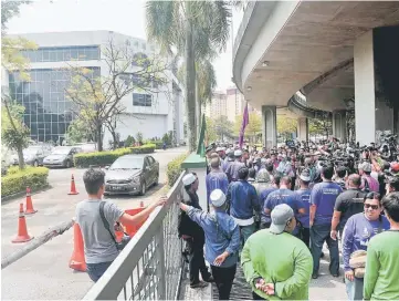  ??  ?? Some 300 participan­ts attend a rally outside of Nanyang Siang Pau office in Kuala Lumpur. — Bernama photo