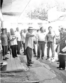  ??  ?? Christina inspects one of the spots at Sinsuran commercial centre that demands immediate action.