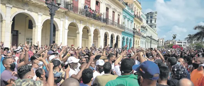  ?? / AFP ?? Miles participar­on ayer domingo en una protesta contra el gobierno cubano, marchando por un pueblo coreando “Abajo la dictadura“y ”Queremos libertad “.