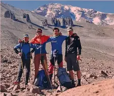  ??  ?? Da sinistra, Franz Nicolini, Silvestro Franchini, Michele Leonardi e Tomas Franchini durante il tentativo in Sud America