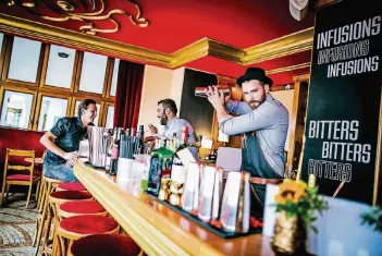  ?? RP-FOTO: ANNE ORTHEN ?? Der „Marcel’s“-Barkeeper Tim Ternhörst mischt die Cocktails aus frischen Zutaten.