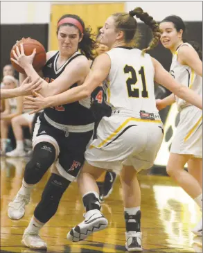  ?? Dave Phillips / For Hearst Connecticu­t Media ?? Foran’s Jasmine Lord is defended by Hand’s Maddison Thomas on Friday.