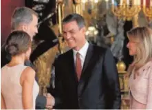  ?? ERNESTO AGUDO ?? SALUDO Pedro Sánchez y su esposa abren el besamanos en el Palacio Real