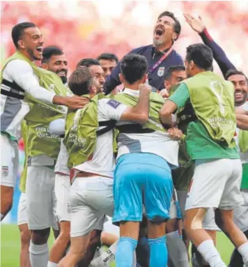  ?? // AFP ?? La fiesta del plantel iraní tras marcar el 0-2