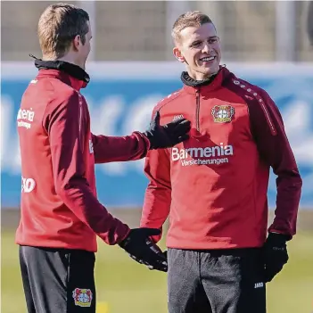  ?? FOTO: IMAGO ?? Die Zwillinge Sven und Lars Bender (v.l.) hatten trotz minus sechs Grad ihren Spaß beim Training der Werkself.