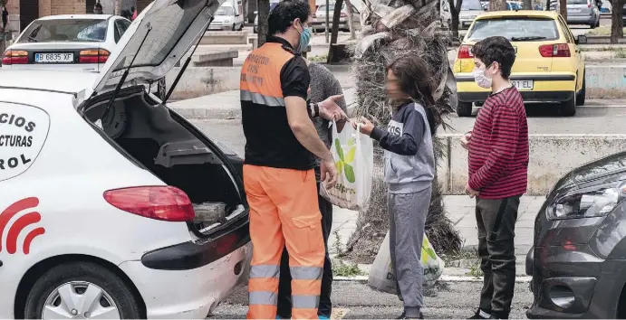  ?? Foto: Ángel García ?? Die Coronaviru­s-Krise hat tiefe soziale Gräben aufgerisse­n. Der Zivilschut­z versorgt Bedürftige mit dem Notwendigs­ten.