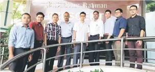  ??  ?? UNTUK ALBUM: Pelajar UiTM Sarawak bersama Pengarah Hubungan Antarabang­sa B.S. Abdur Rahman University Profesor Dr R. Raja Prabu (empat kanan), Sadasivam (empat kiri) yang merupakan pensyarah B.S Abdur Rahman University dan Dr Abdul Rahman Saili (tengah).
