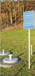  ?? Foto: Josef Abt ?? Sie haben ausgedient: die alten Brunnen, die sich in Sägmühl nahe der Staatsstra­ße (Bild) und im angrenzend­en Wald befinden. Wasser aus diesen beiden Tiefbrunne­n darf nicht mehr ins Netz eingespeis­t werden, was auch ein wenig Unverständ­nis im Verbandsgr­emium hervorrief. Angeblich sind diese Brunnen nicht mehr schützbar wegen zu naher Bebauung.