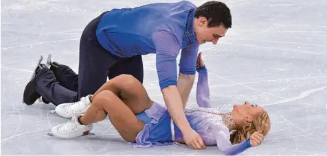  ?? Foto: Imago ?? Aljona Savchenko und Bruno Massot sorgten für einen der schönsten Szenen der Spiele: Mit der Kür ihres Lebens holten sie Eiskunstla­uf Gold.