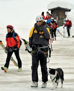  ??  ?? L’allarme I soccorrito­ri hanno raggiunto la valanga con gli sci