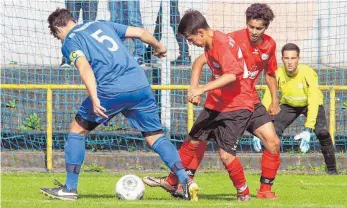  ?? FOTO: HKB ?? Die A-Junioren des SC 04 (rot) präsentier­ten sich im Pokalspiel gegen den VfB Friedrichs­hafen als zweikampfs­tark und gewannen 4:1. In dieser Szene bleibt der VfB-Kapitän Frieder Ströbele hängen. Im Hintergrun­d der gute Torhüter Tobias Schöpf. Weritere...