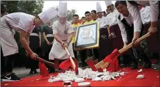  ?? REUTERS/STRINGER ?? SAATNYA TEGAS: Staf restoran di Beijing, Tiongkok, menghancur­kan asbak sebagai pertanda dimulainya larangan merokok di tempat umum.