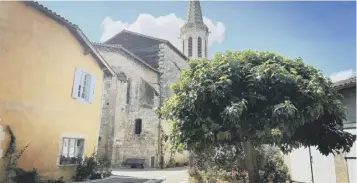  ?? ?? The walled village of Sarrant in Southwest France