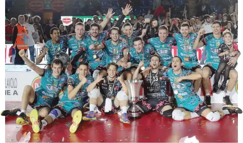  ?? GALBIATI ?? I giocatori di Perugia festeggian­o la Supercoppa italiana, la seconda nella storia del club umbro, sul parquet di Civitanova Marche