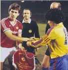  ??  ?? LEGENDS’ BATTLE Bryan Robson and Diego Maradona before classic cup tie