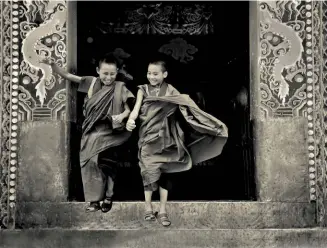  ??  ?? Due novizi escono da un monastero a Paro Dzong. Il concetto di Felicità Interna Lorda del Bhutan non è uno slogan.