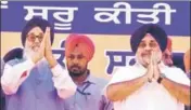  ??  ?? ■ Former CM and SAD supremo Parkash Singh Badal and party president Sukhbir Singh Badal at the ‘Pol Khol’ rally in Faridkot on Sunday. SANJEEV KUMAR/HT