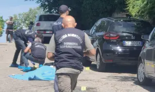  ?? ?? Il delitto
La polizia sul luogo in cui mercoledì scorso Lidja Milikovic è stata uccisa a colpi di pistola dall’ex marito Zlatan Vasiljevic, che aveva denunciato più volte per maltrattam­enti Per verificare la regolarità dell’iter processual­e, si sono attivati gli ispettori del ministero della Giustizia