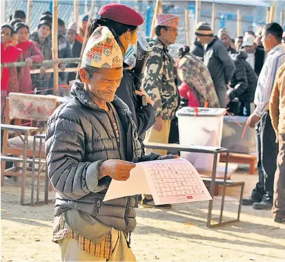  ??  ?? In mehreren Bergregion­en Nepals wurde schon vor zwei Wochen gewählt. Wegen der verfahrene­n politische­n und wirtschaft­lichen Lage im Land sind viele desillusio­niert – die Beteiligun­g war trotzdem hoch.