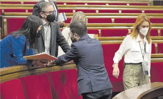  ?? Ferran Nadeu ?? Pere Aragonès conversa amb Marta Vilalta i Josep Maria Jové mentre Jéssica Albiach passa per darrere, ahir al Parlament.