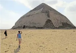  ??  ?? Die Knickpyram­ide: Da Pharao Snofru den Winkel der Wände zu steil gewählt hat, musste sie oben abgeflacht werden.