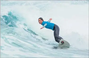  ??  ?? La surfista Garazi Sánchez durante la final femenina del World Surf League SEAT en 2017.