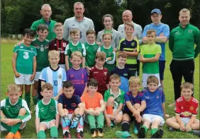  ??  ?? Some of the junior members of Kanturk AFC pictured with former Irish Footballer Richard Dunne, Republic of Ireland National Footballer Roma McLaughlin and Club officials at the Festival of Football event last Sunday.