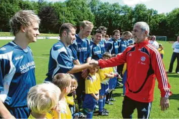  ?? Archivfoto­s: Axel Schmidt ?? An diesen Moment erinnert sich Michael Kolodziej noch heute gerne: Gerd Müller, der Jahrhunder­t‰Fußballer, gratuliert­e ihm und dem ganzen Team des SVS Türkheim zur Meistersch­aft in der Kreisklass­e.