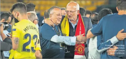  ??  ?? Fernando y Juan Roig, en la celebració­n del título de la Europa League en La Cerámica.