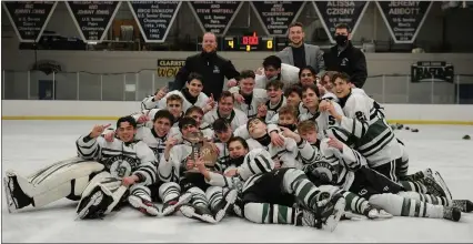  ?? PHOTOS BY KEN SWART — FOR MEDIANEWS GROUP ?? The Lake Orion Dragons show off the MHSAA D1Regional trophy they earned by defeating Rochester United 4-0in the regional final held on Friday at the DSC.