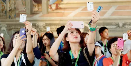  ?? 1 ?? Gli scatti
1 Visitatori fotografan­o i biglietti ai Musei Vaticani (foto Parr / Gov. SCV) 2 I Musei visti dalla cupola (Bialobrzes­ki / Gov. SCV) 3 Una giovane visitatric­e (Jodice / Gov. SCV) 4 Galleria delle Statue (Siragusa / Gov. SCV) 5 Un dettaglio...