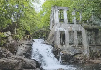  ??  ?? Les ruines Carbide Wilson sont cachées au coeur du Parc de la Gatineau. – Garcieuset­é